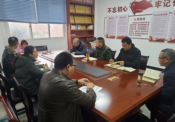 61b009df877df.jpg 忠縣分公司黨支部再次貫徹學(xué)習(xí)十九屆六中全會精神.jpg