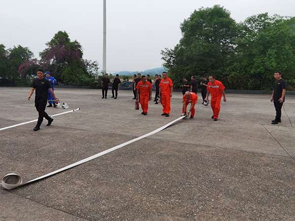 62a6de2561bb1.jpg 忠縣分公司組隊(duì)參加縣港航企業(yè)的水上交通應(yīng)急隊(duì)伍聯(lián)合訓(xùn)練1.jpg